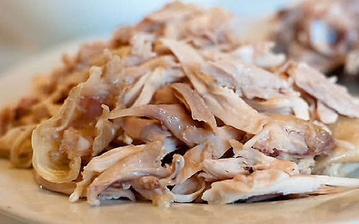 Thịt gà đã luộc chín và đang được xé sợi