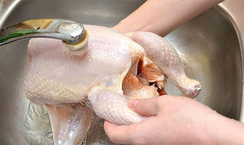 Thịt gà đã sơ chế và ướp gia vị cho món hủ tiếu gà