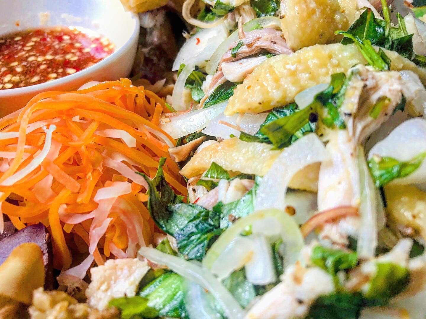 Thịt gà đã xé phay trộn gia vị và hành phi, chuẩn bị cho gỏi gà