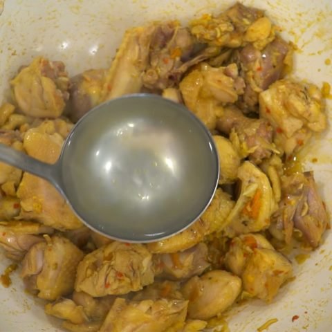 Cách Nấu Mì Gà Ngon Chuẩn Vị Tại Nhà Đơn Giản Thịt gà đang được hầm trong nồi để làm nhân mì gà ngon