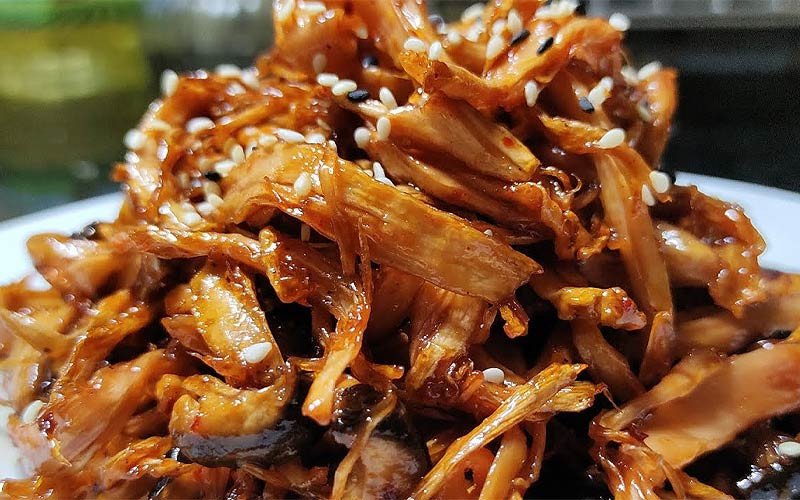 Thịt gà đang được rim trong chảo