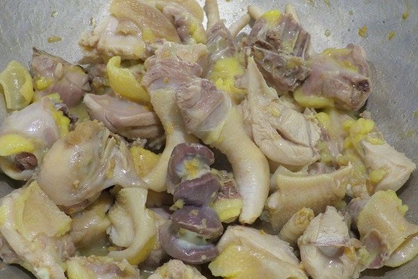 Thịt gà đang được xào săn trên chảo để nấu canh lá giang