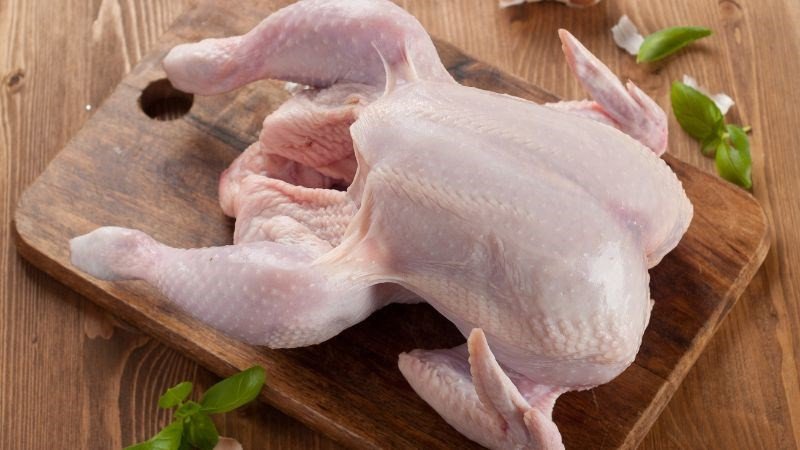 Thịt gà được bảo quản trong tủ lạnh