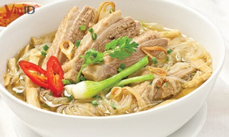 Thịt gà luộc và măng đã sơ chế sẵn sàng cho món bún