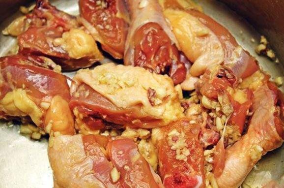Thịt gà ta đang được ướp gia vị đều tay để thấm cho món gà xào