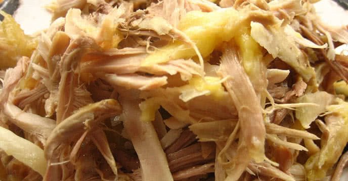 Thịt gà ta sau khi luộc được xé thành từng sợi nhỏ, phù hợp cho món bún gà