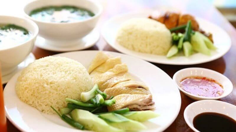 Thịt gà tươi được sơ chế và bảo quản trong tủ lạnh, hướng dẫn cách chọn và lưu trữ thực phẩm an toàn.