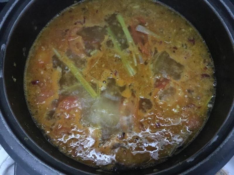 Thịt gà tươi ngon đang được nấu trong nước lẩu thái đậm đà