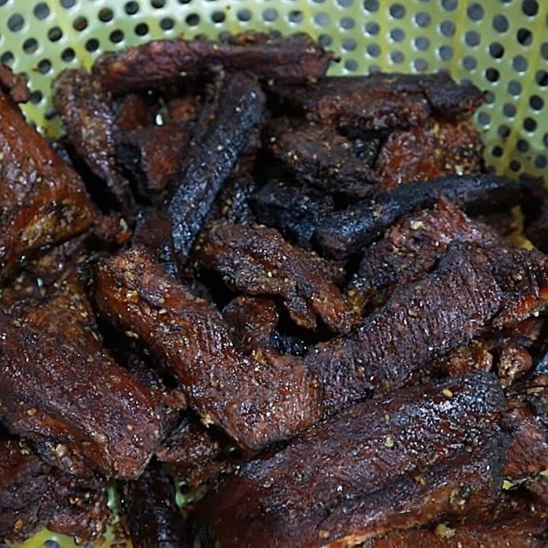 Thịt gác bếp được xé sợi nhỏ, chấm cùng chẩm chéo đúng điệu Tây Bắc