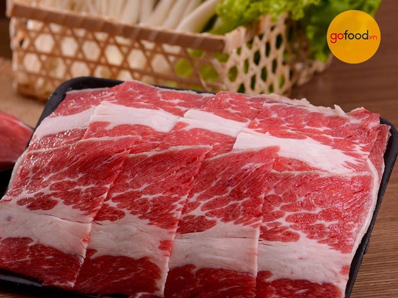Thịt gầu bò Mỹ thái lát mỏng chuẩn bị cho món lẩu kim chi thịt bò