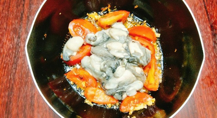 Thịt hàu tươi ngon được xào săn cùng cà chua trong nồi