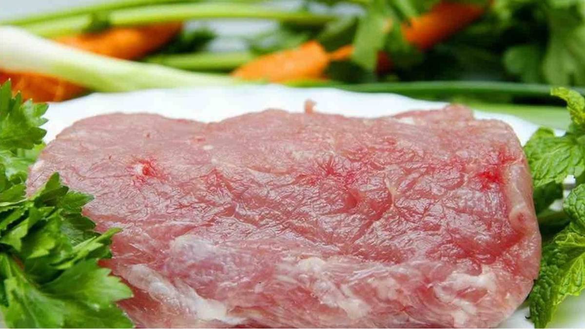 Thịt heo ba chỉ tươi ngon để chuẩn bị làm chả nướng thịt băm