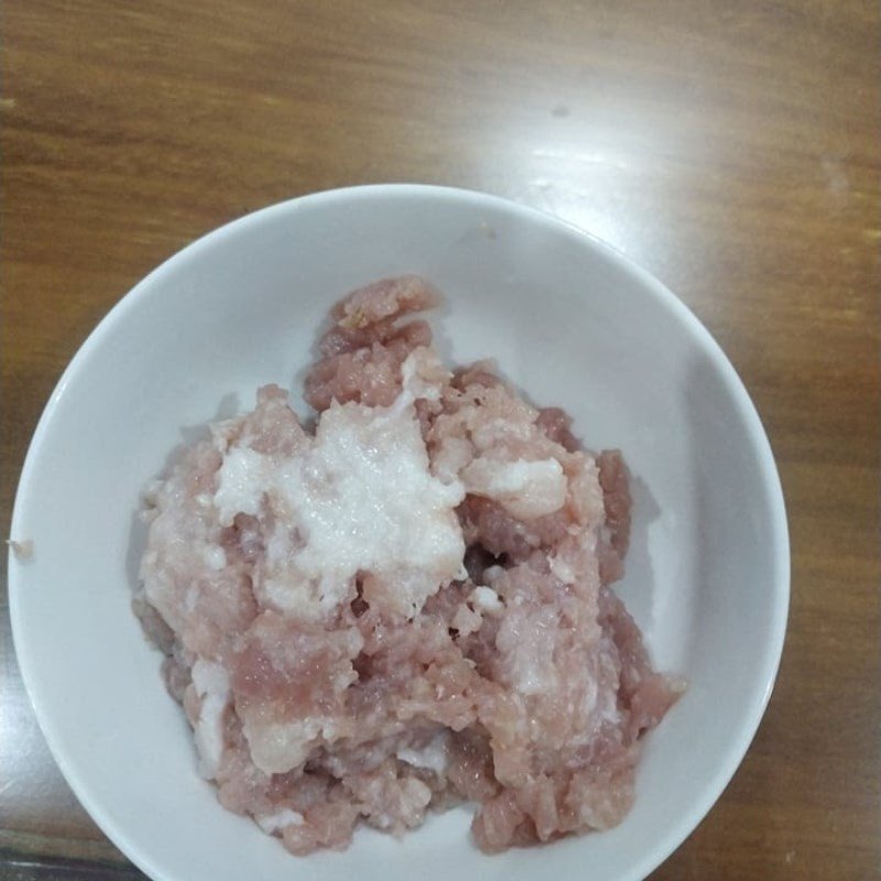 Cách Làm Bánh Tráng Lụi Thơm Ngon Chuẩn Vị Tại Nhà Thịt heo băm nhỏ chuẩn bị làm nhân bánh tráng lụi