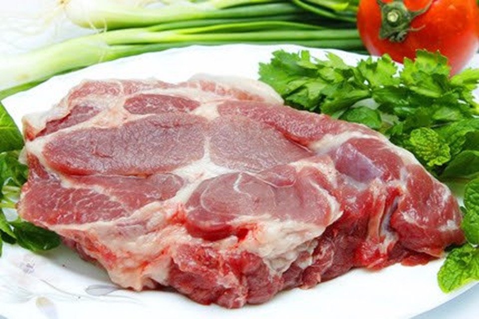 Thịt heo băm nhuyễn đã được trộn đều cùng các loại gia vị hành, tiêu, dầu hào tạo hương vị đặc trưng