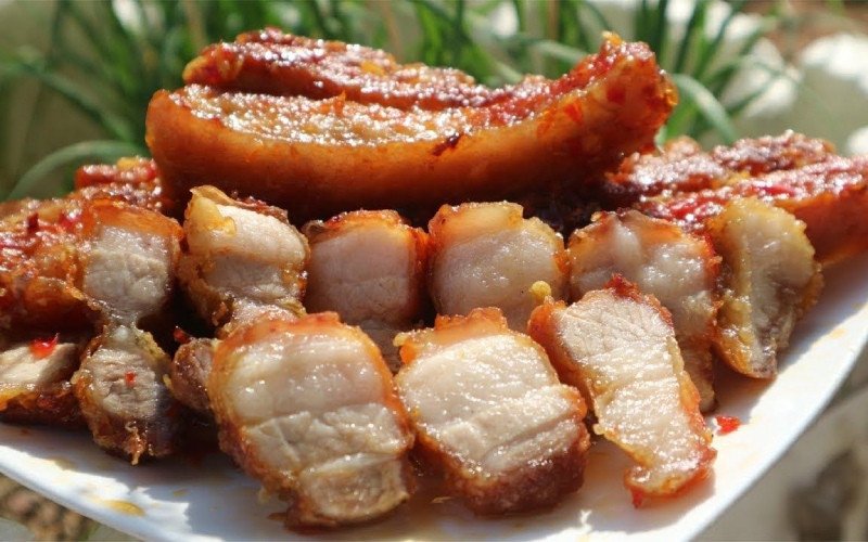 Thịt heo chiên giòn ăn kèm với cơm, bún hoặc bánh mì