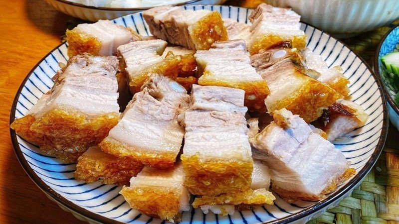 Thịt heo chiên giòn bằng chảo sau khi chặt miếng và trình bày