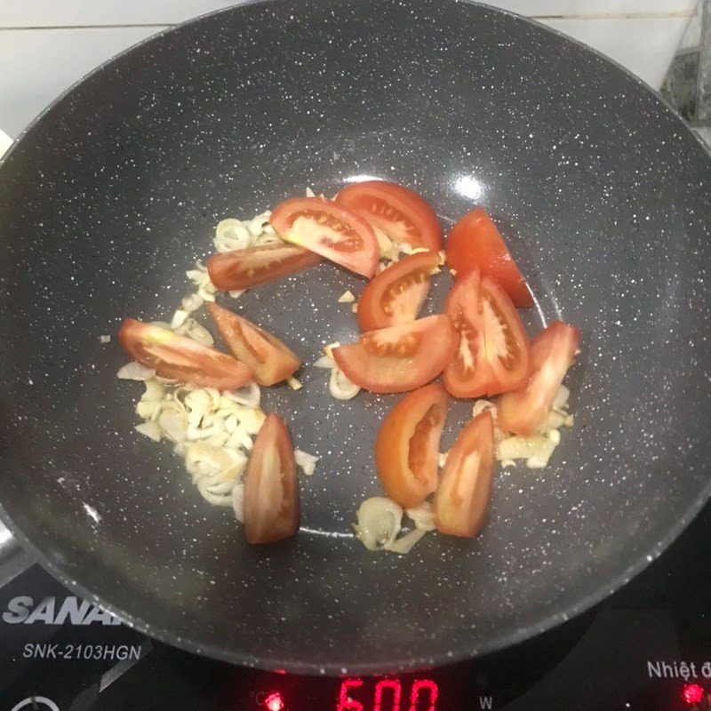 Thịt heo đã chiên vàng giòn sẵn sàng cho món thịt xào chua ngọt