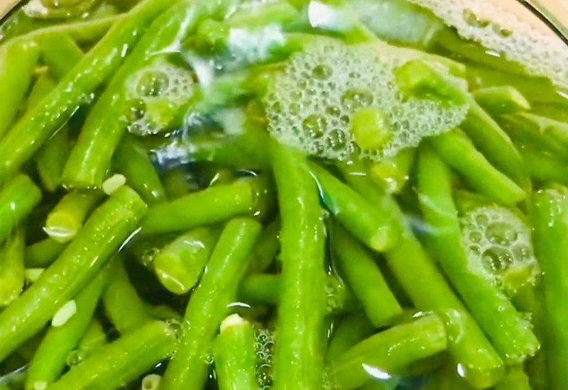 Thịt heo đã sơ chế và thái miếng cho món xào