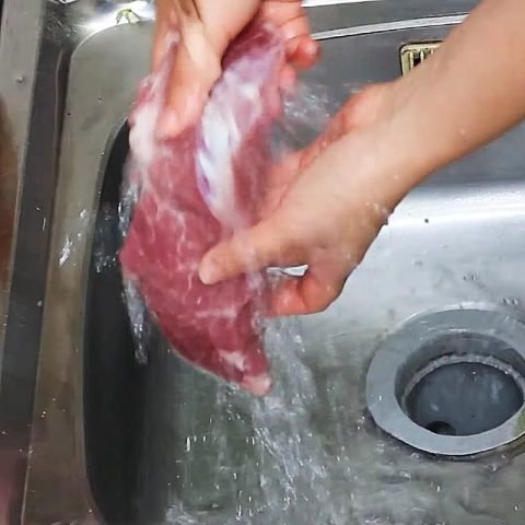 Thịt heo đã thái miếng vừa ăn, sẵn sàng cho công đoạn ướp gia vị.