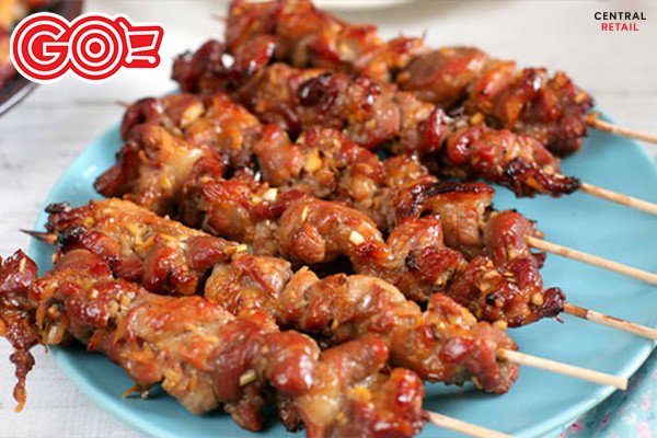 Thịt heo đang được nướng trên bếp than hồng, toả hương thơm lừng