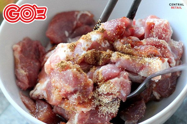Thịt heo đang được ướp với các loại gia vị đặc trưng