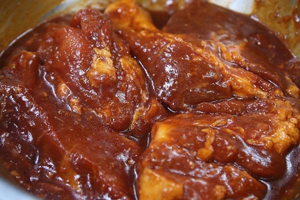 Thịt heo đang được ướp với gia vị đặc trưng để làm xá xíu người Hoa