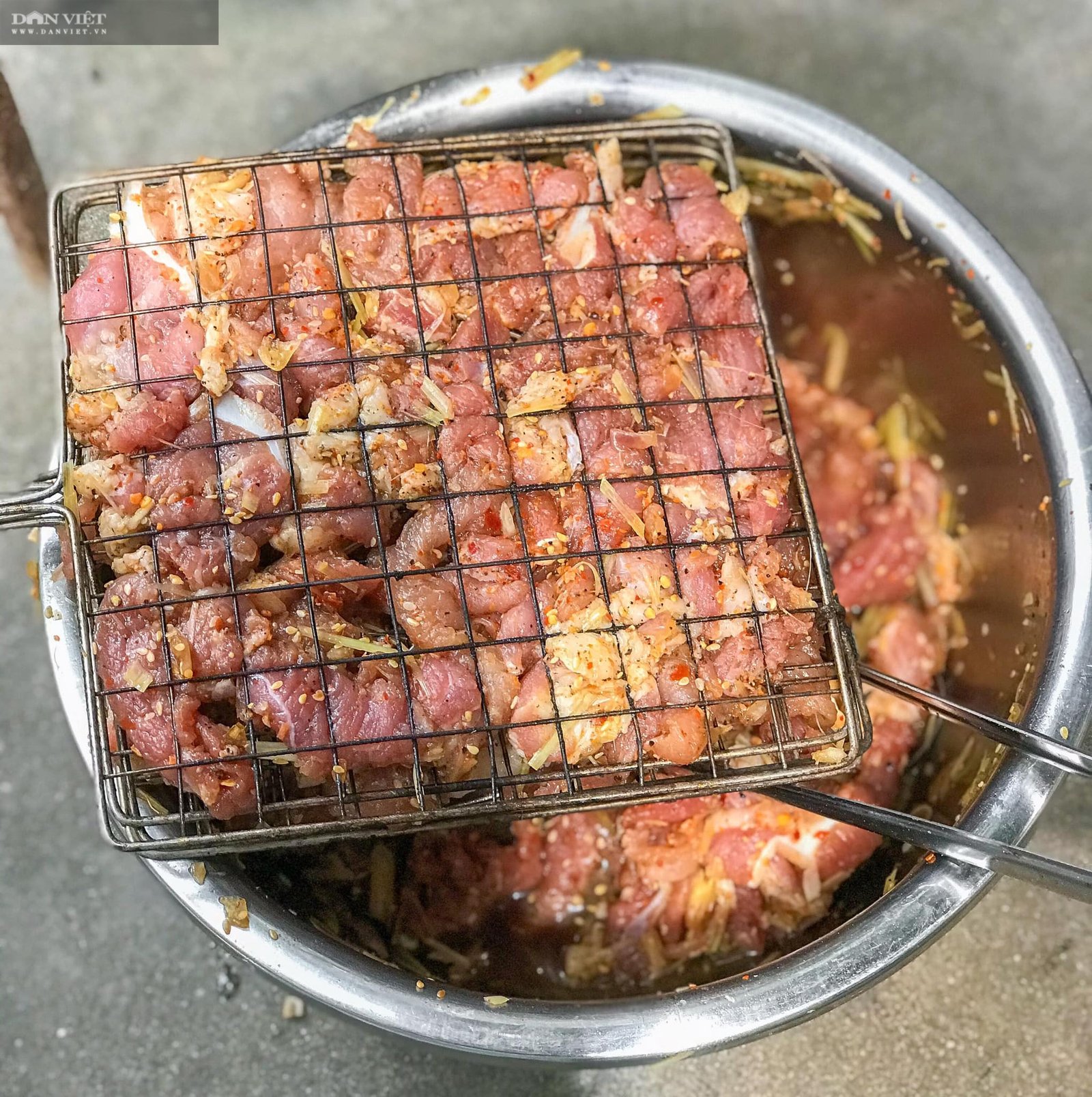 Thịt heo được thái miếng và trộn đều với các loại gia vị để ướp