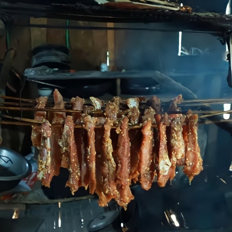 Thịt heo được treo trên gác bếp, sẵn sàng cho quá trình hun khói tự nhiên