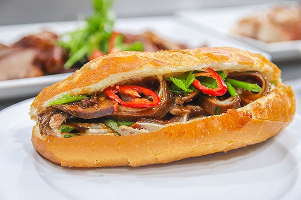 Thịt heo quay thái lát sẵn sàng cho món bánh mì thơm ngon