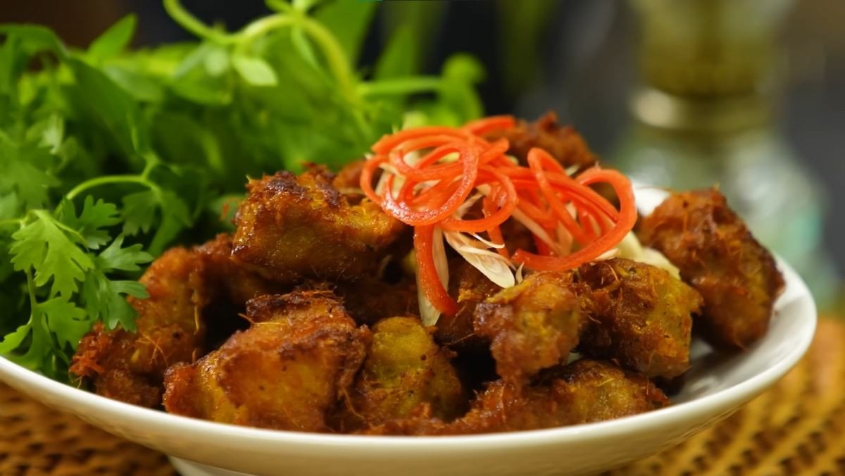 Thịt heo tẩm ướp gia vị chuẩn bị chiên giòn