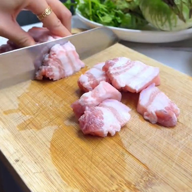Thịt heo thái lát sẵn sàng xào cà xanh