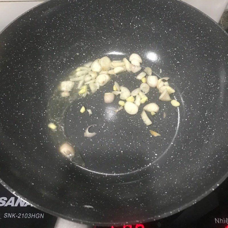 Thịt heo xào chua ngọt đang được đảo đều trong chảo, thấm vị sốt đậm đà