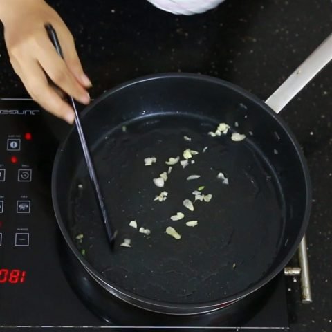 Thịt heo xào săn trên chảo, chuẩn bị cho món mì gạo xào