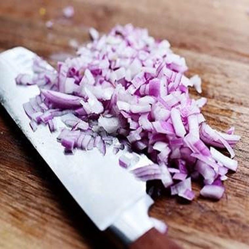 Thịt heo xay nhuyễn chuẩn bị làm nhân bánh răng bừa