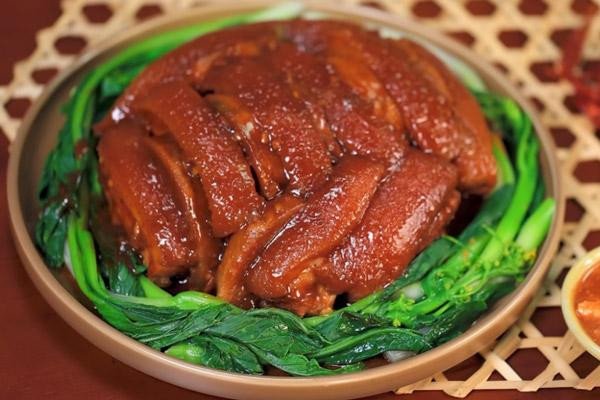 Thịt khâu nhục Hải Phòng truyền thống sau khi hấp chín mềm, bày ra đĩa hấp dẫn