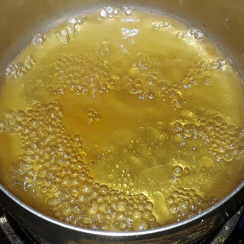 Thịt kho củ cải trắng đậm đà, miếng thịt ba chỉ mềm mọng và củ cải thấm vị, rắc tiêu xanh hấp dẫn.