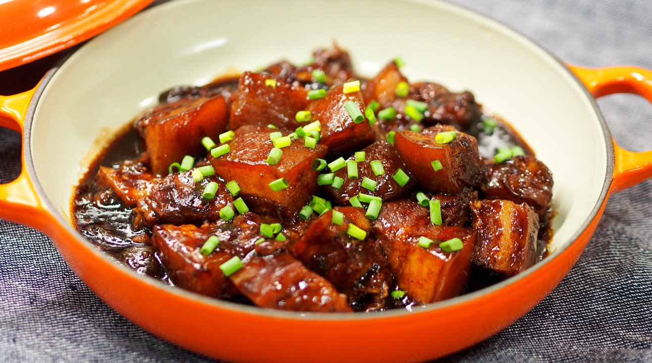 Thịt kho tàu màu vàng cánh gián