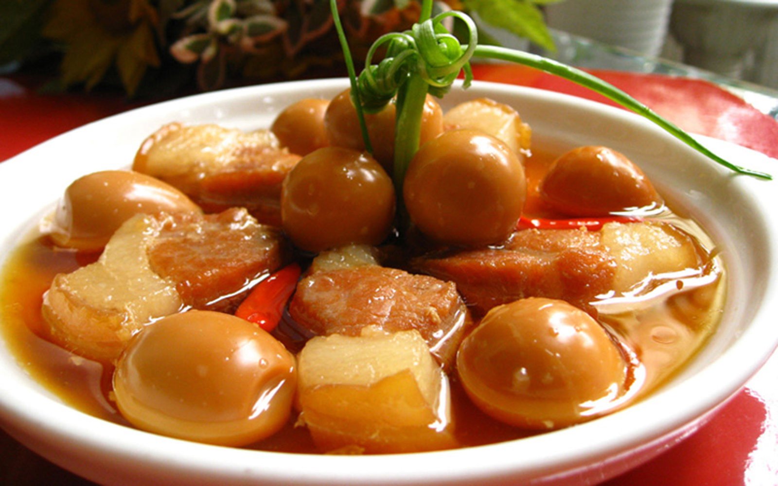 Thịt kho tàu mềm rục, trứng thấm vị hoàn hảo cho bữa cơm gia đình Việt