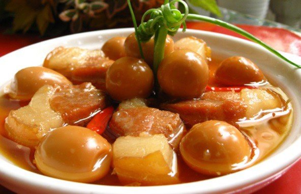 Thịt kho tàu trứng cút nóng hổi sẵn sàng để thưởng thức