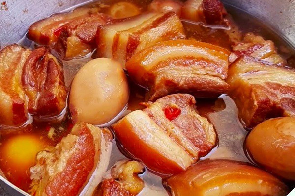 Thịt kho tàu truyền thống với màu sắc hấp dẫn