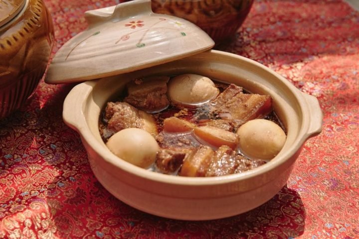 Thịt kho tàu với trứng gà mềm rục chuẩn vị truyền thống