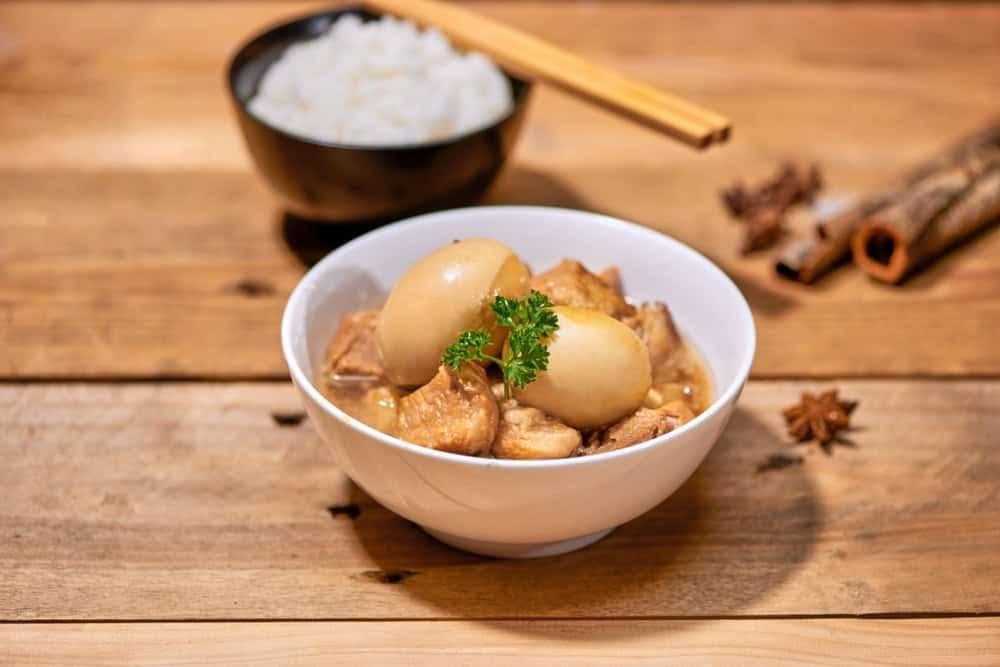 Thịt kho tàu với trứng gà và rau xanh tăng cường chất xơ