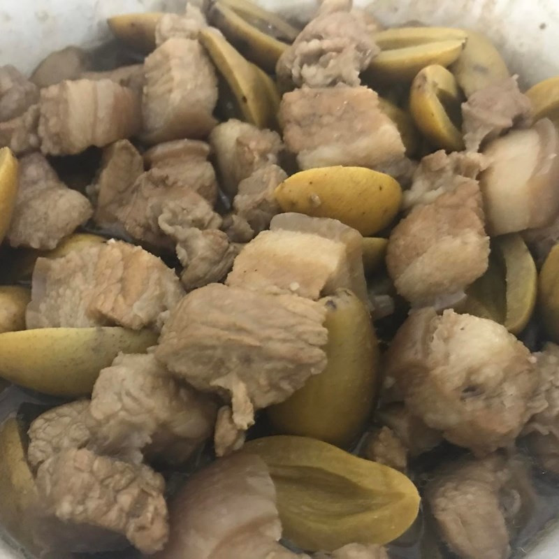 Thịt kho trám xanh với miếng trám bùi và thịt mềm mọng