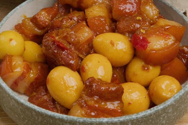 Thịt kho trứng cút nước dừa thành phẩm đẹp mắt