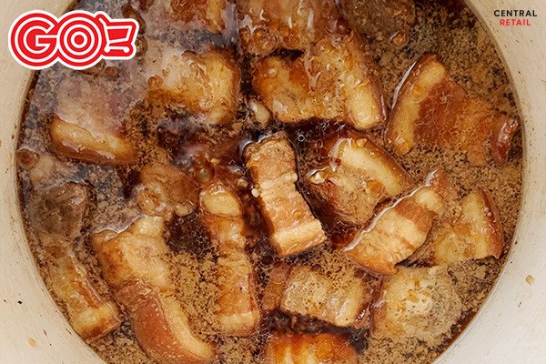 Thịt kho trứng đang sôi nhẹ trên bếp