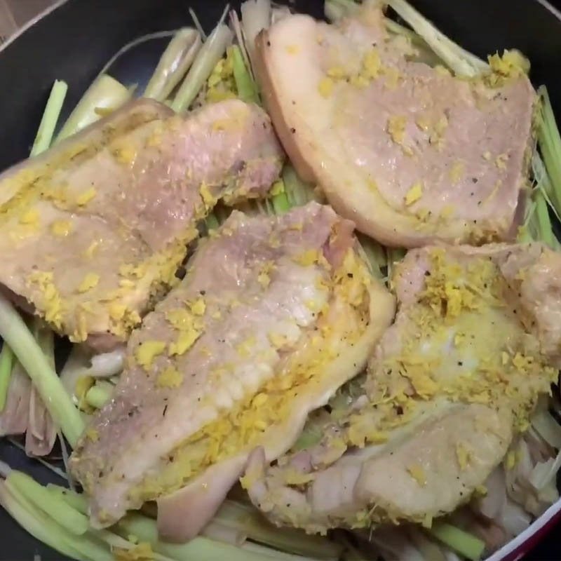 Thịt lợn đang được áp chảo trên lửa vừa cùng sả, tạo màu vàng đẹp mắt cho chạo