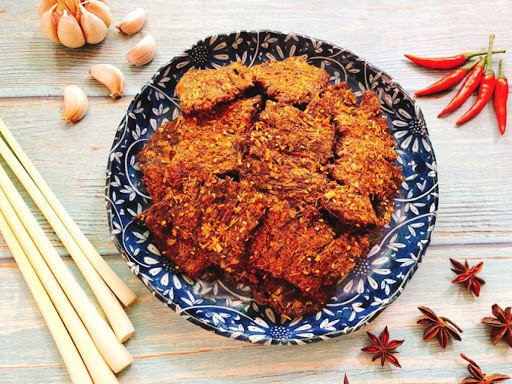 Thịt lợn khô miếng phơi tự nhiên trên vỉ