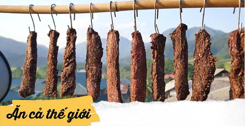 Thịt lợn khô phơi nắng truyền thống trên giàn