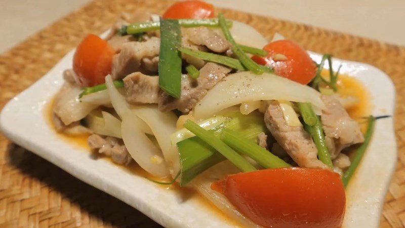 thịt lợn nạc xào hành tây cà chua tươi ngon