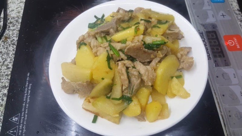 thịt lợn nạc xào khoai tây bùi béo